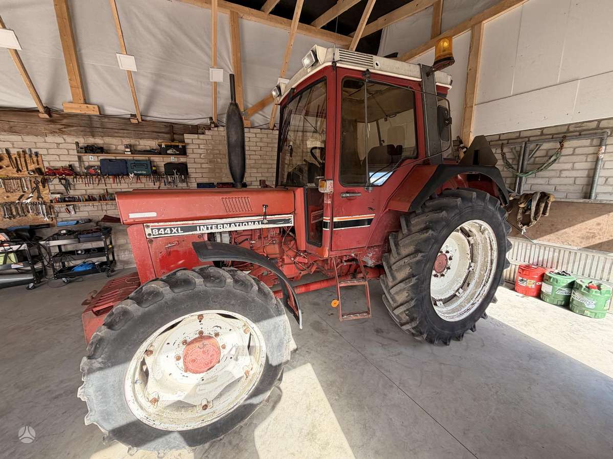 Case-IH 844, traktoriai