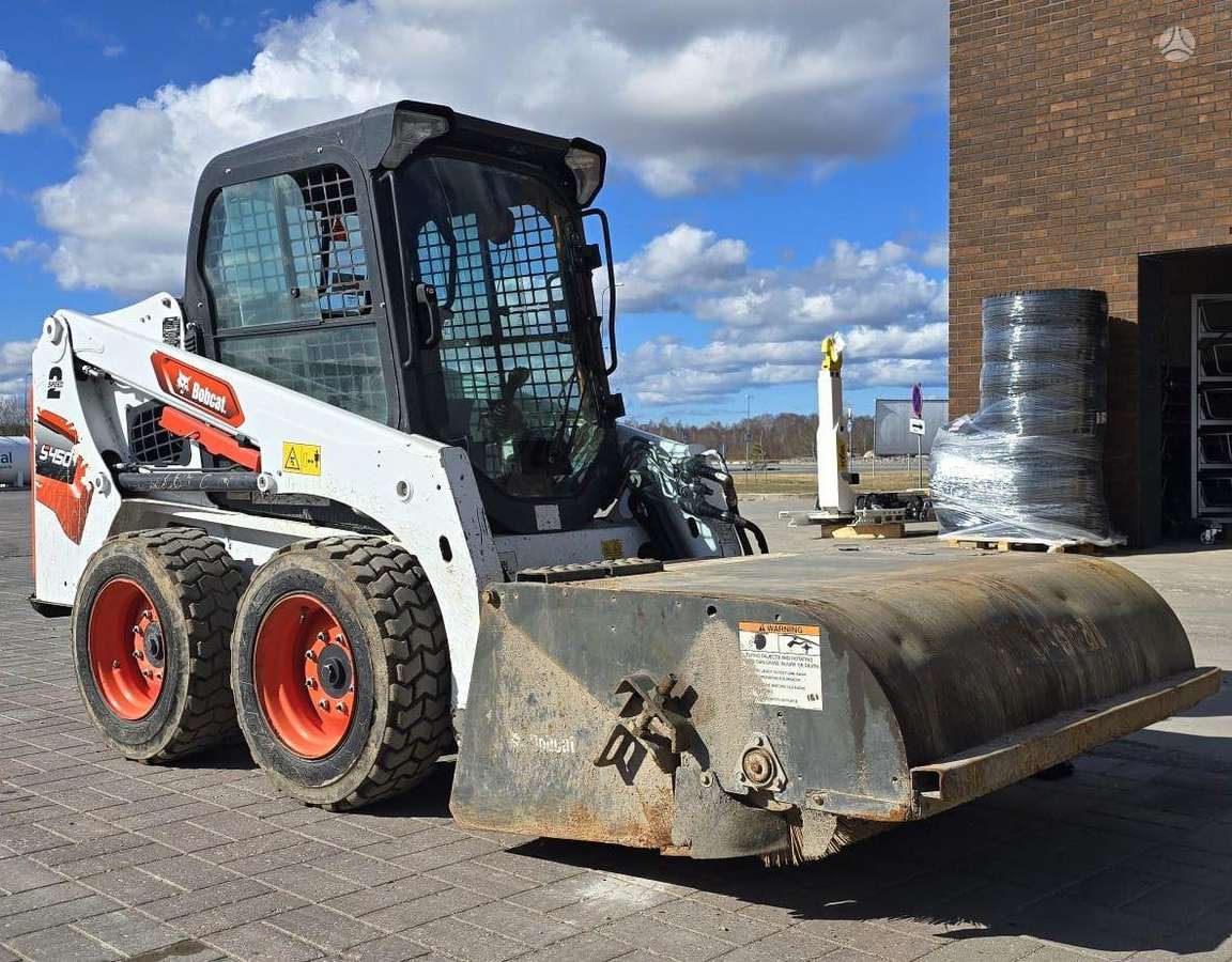 Bobcat S450 + bucket+ street sweeper, mini loaders