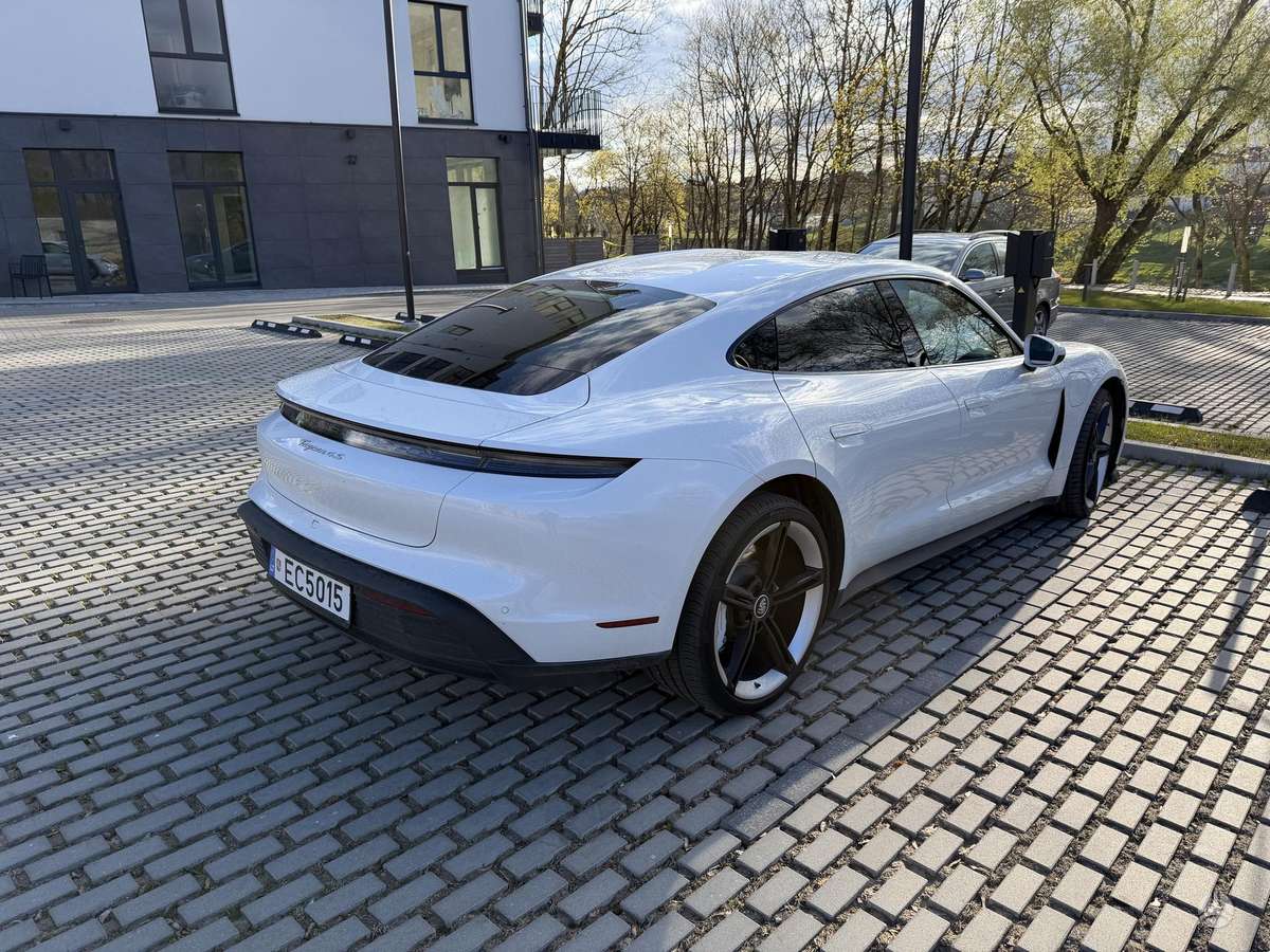 Porsche Taycan, Седан