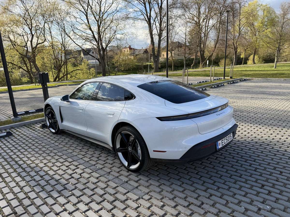 Porsche Taycan, Седан