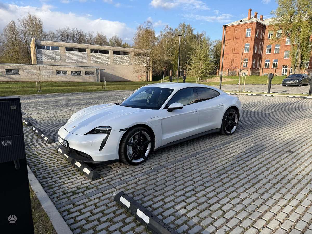 Porsche Taycan, Седан