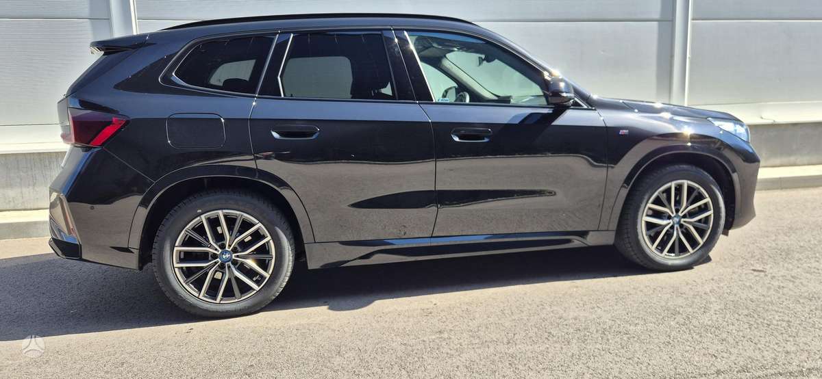 BMW iX1, off-road / crossover