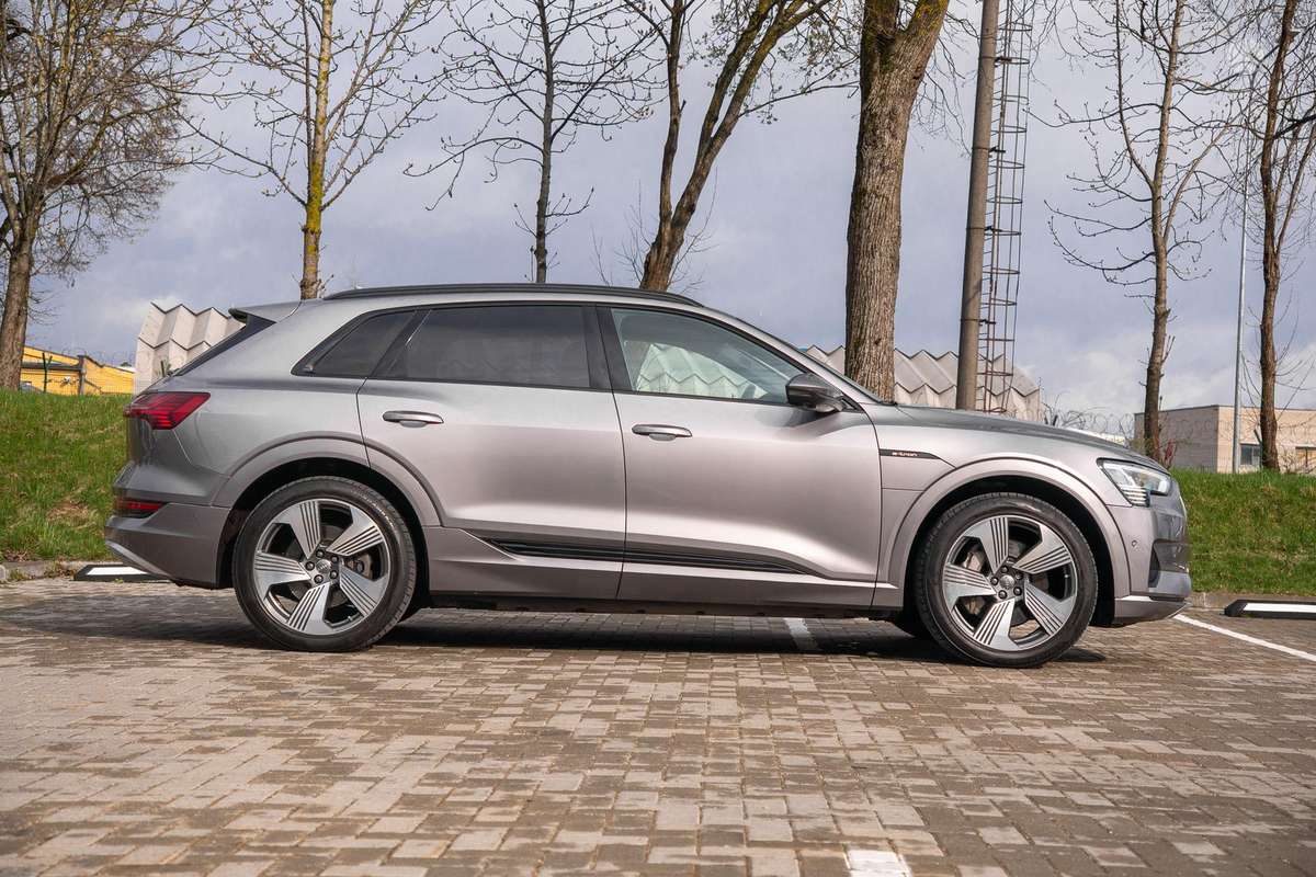 Audi e-tron, 95 kWh, off-road / crossover