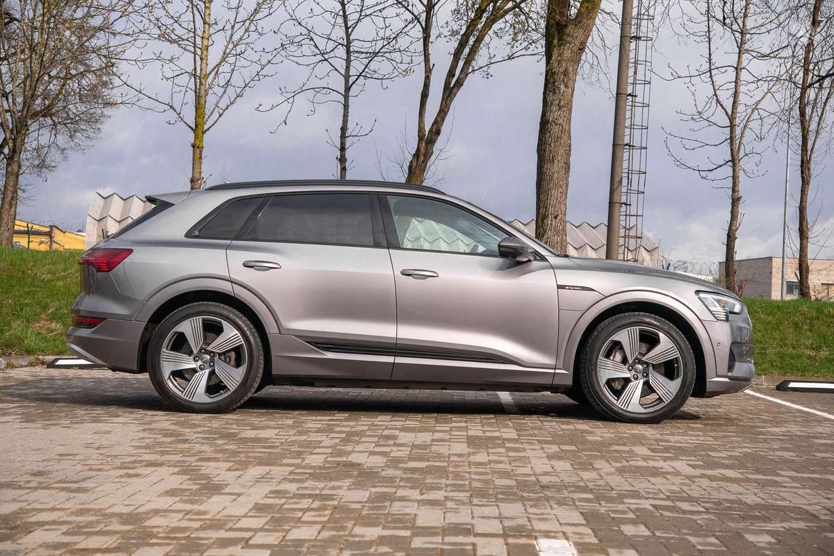 Audi e-tron, 95 kWh, off-road / crossover