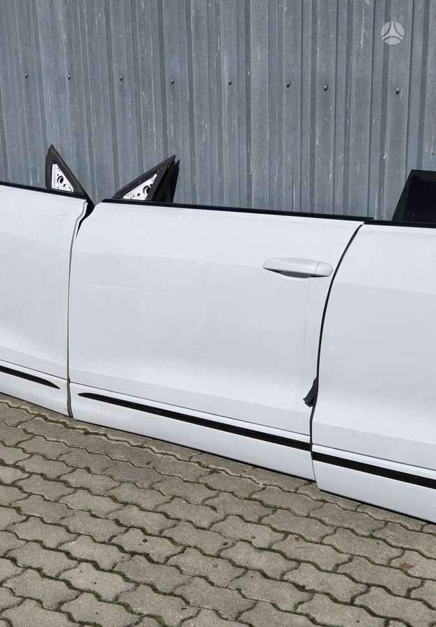 Audi Q8, Durys, ratai