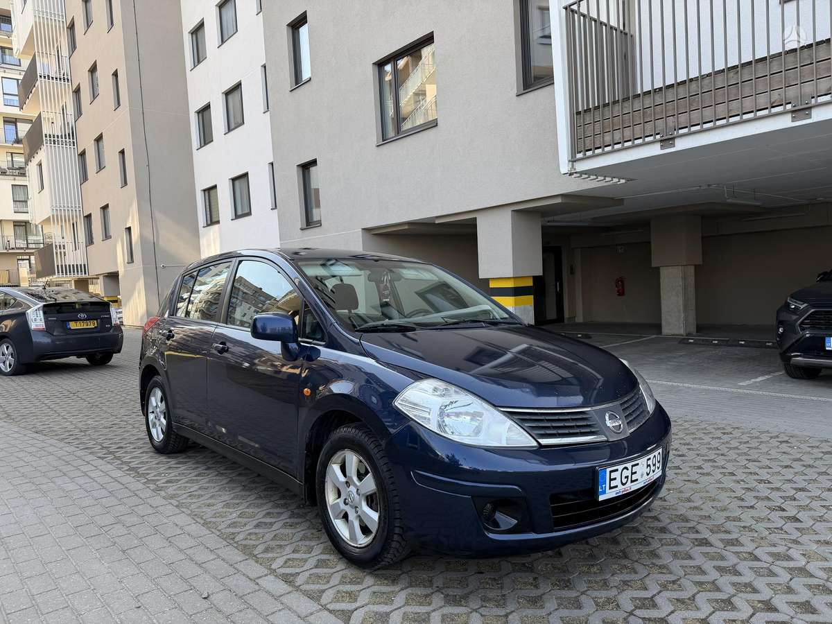 Nissan Versa, 1.8 l., hatchback