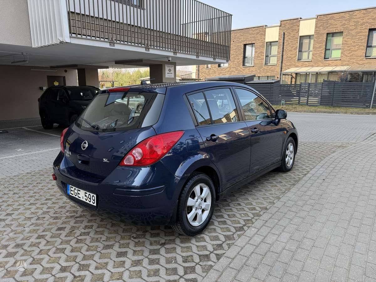 Nissan Versa, 1.8 l., hatchback