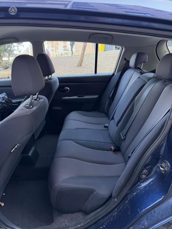 Nissan Versa, 1.8 l., hatchback