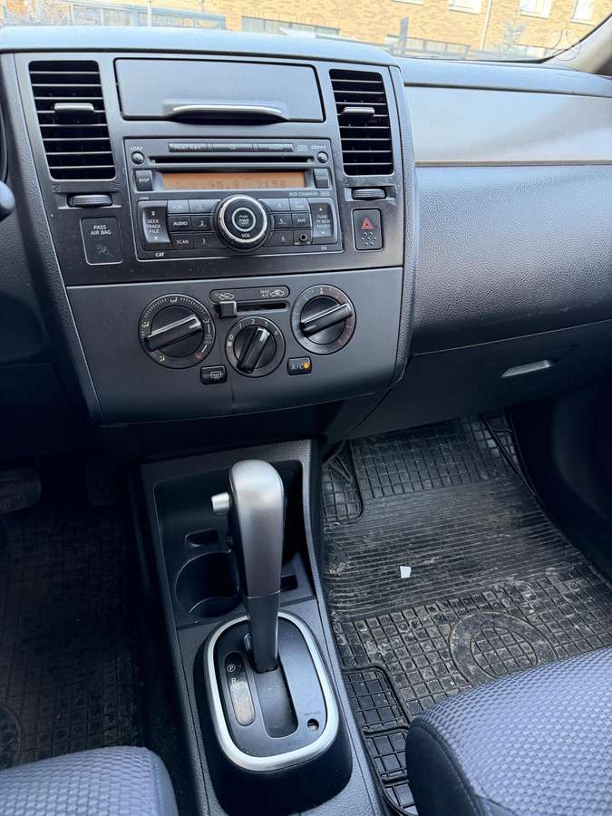 Nissan Versa, 1.8 l., hatchback