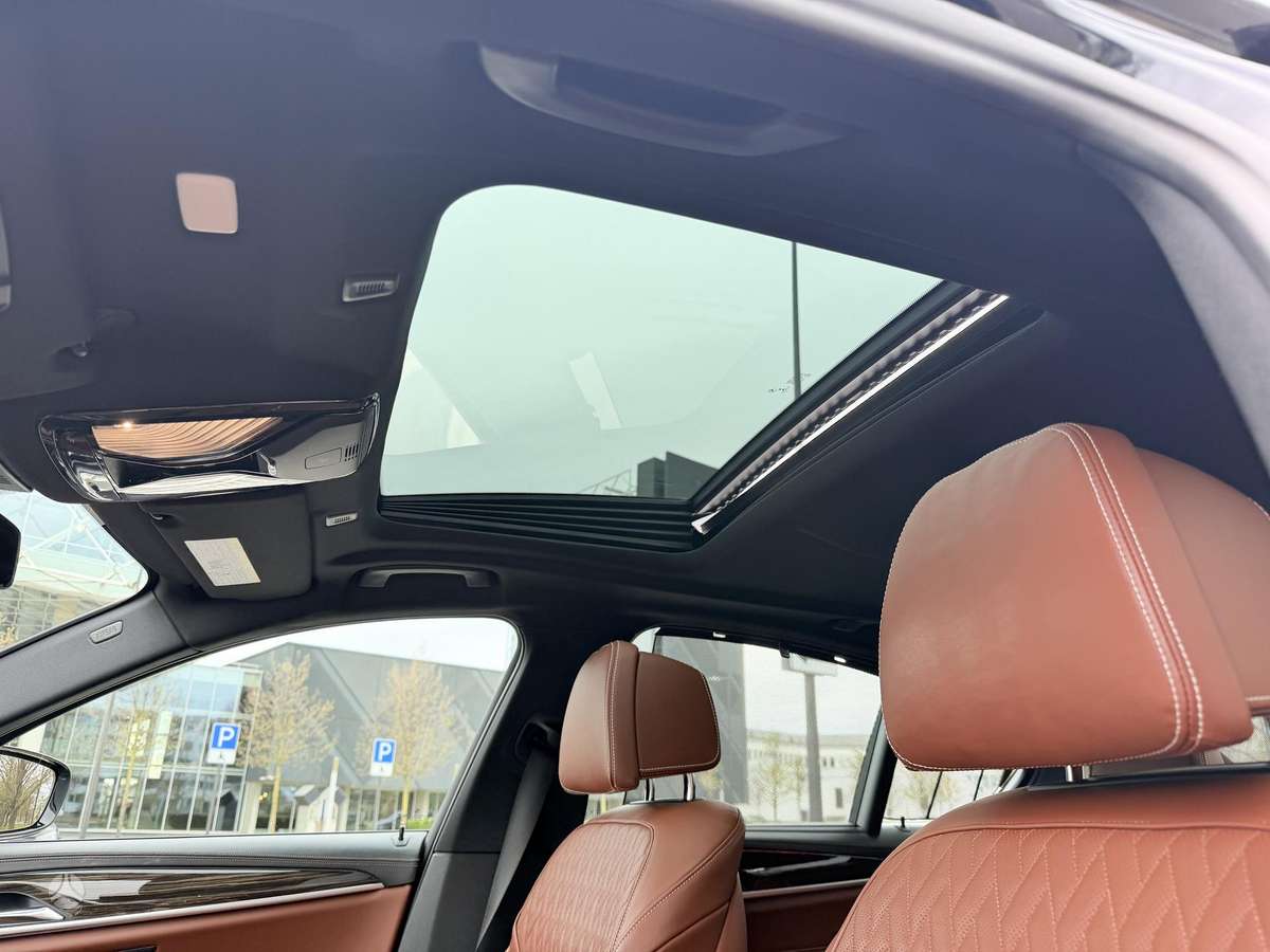 BMW M550, Седан