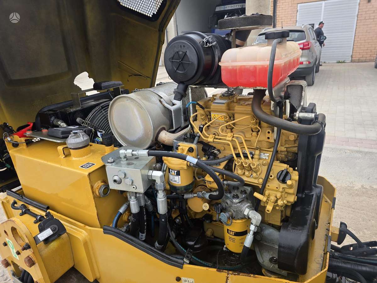 Caterpillar CB24B 650M/H, vibrator / compactor