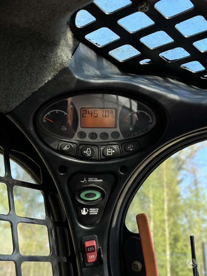 Bobcat S530, mini excavator
