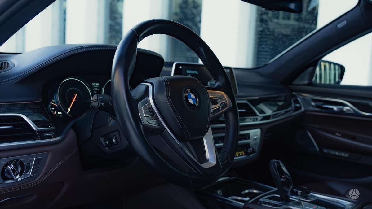 BMW 750, 4.4 l., Лимузин