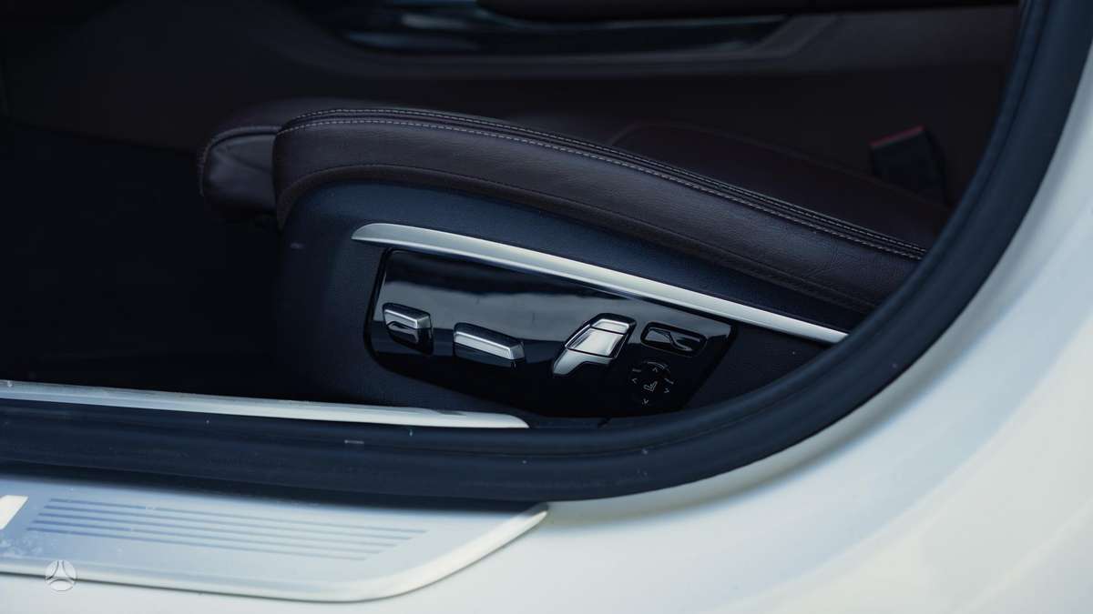BMW 750, 4.4 l., limousine