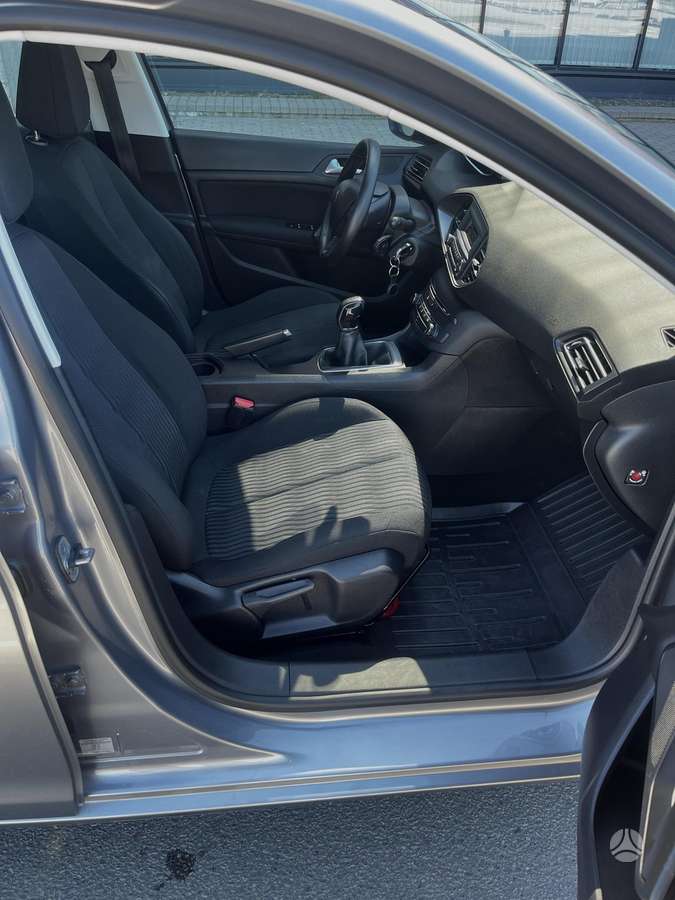 Peugeot 308, 1.2 l., hatchback