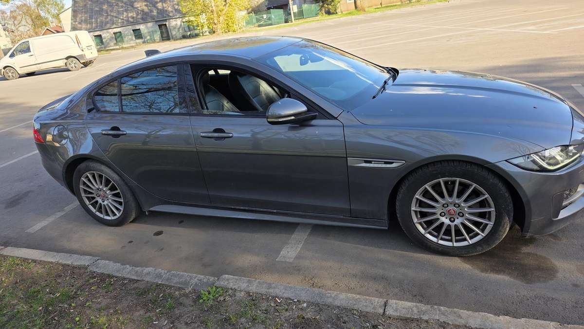 Jaguar XE dalimis. 204dtd