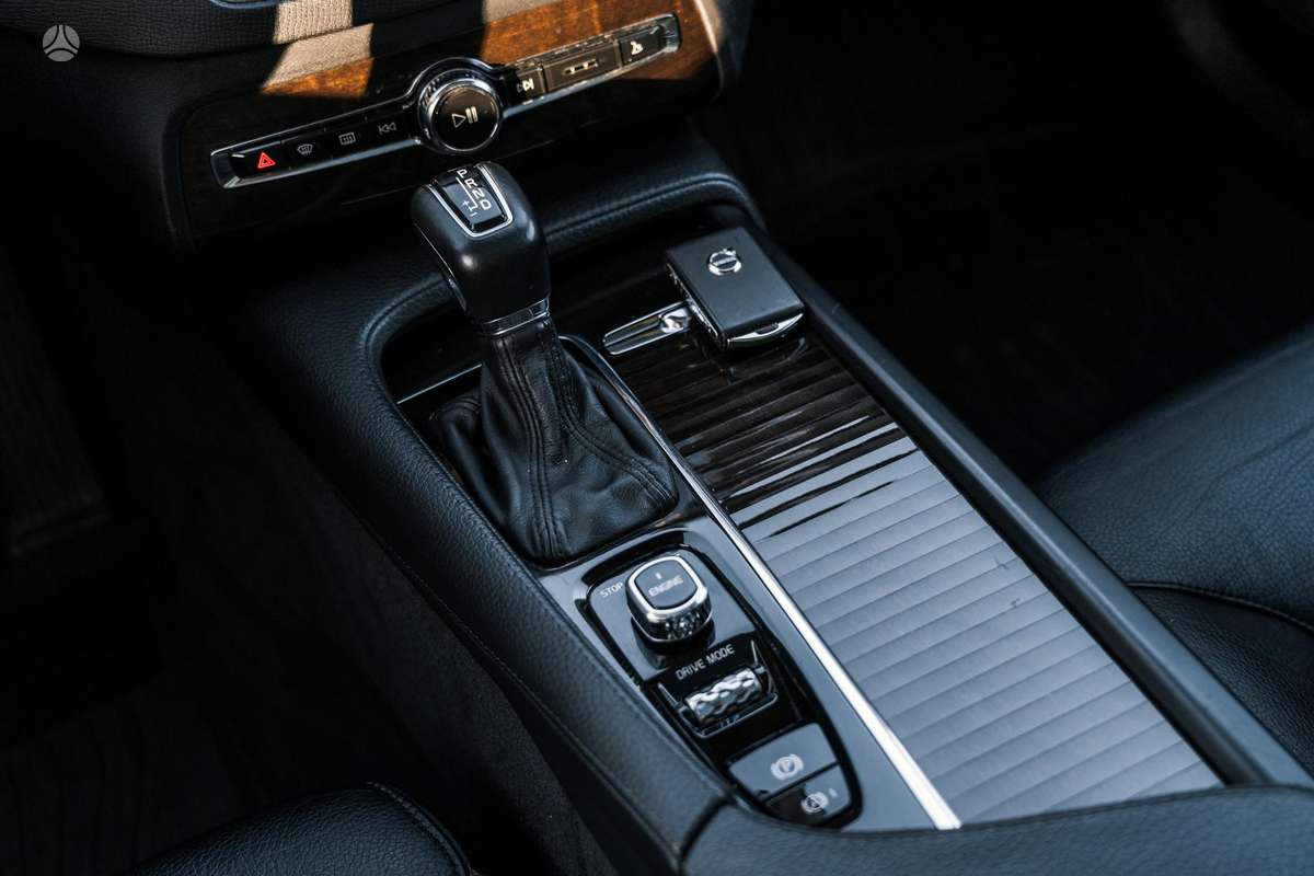Volvo XC90, 2.0 l., off-road / crossover