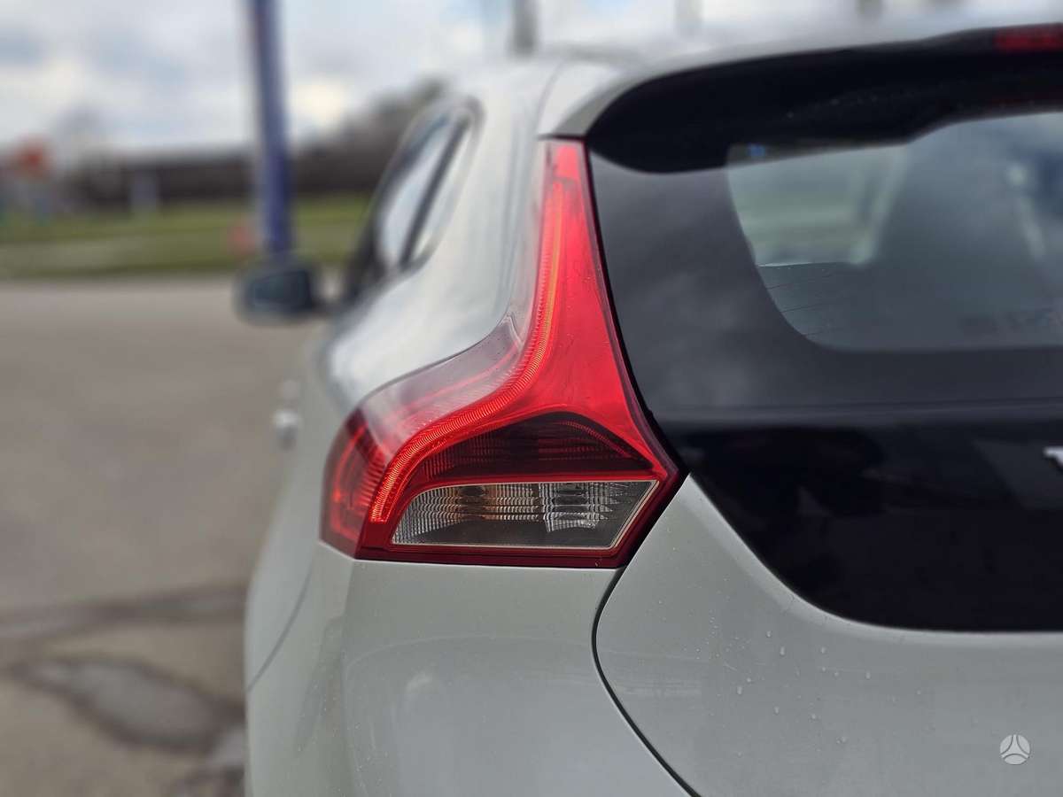 Volvo V40, 1.6 l., hatchback