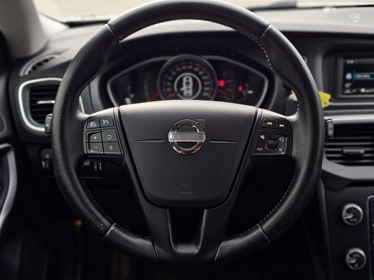 Volvo V40, 1.6 l., hatchback
