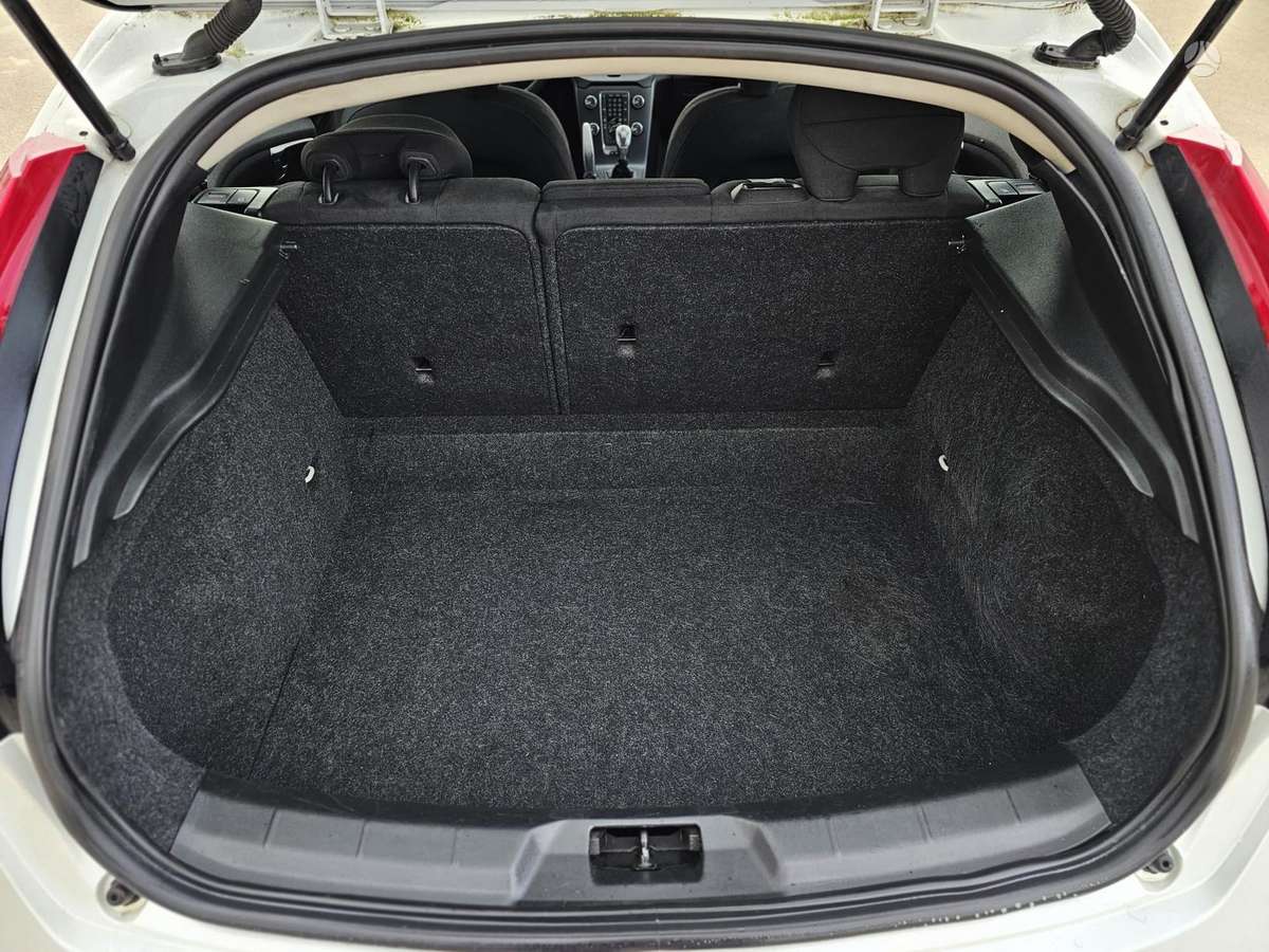 Volvo V40, 1.6 l., hatchback
