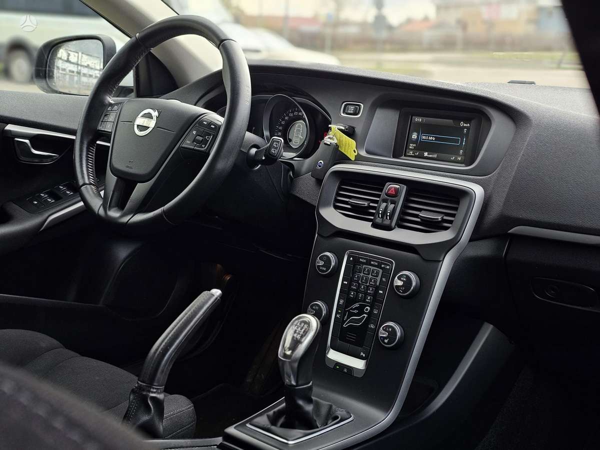 Volvo V40, 1.6 l., hatchback