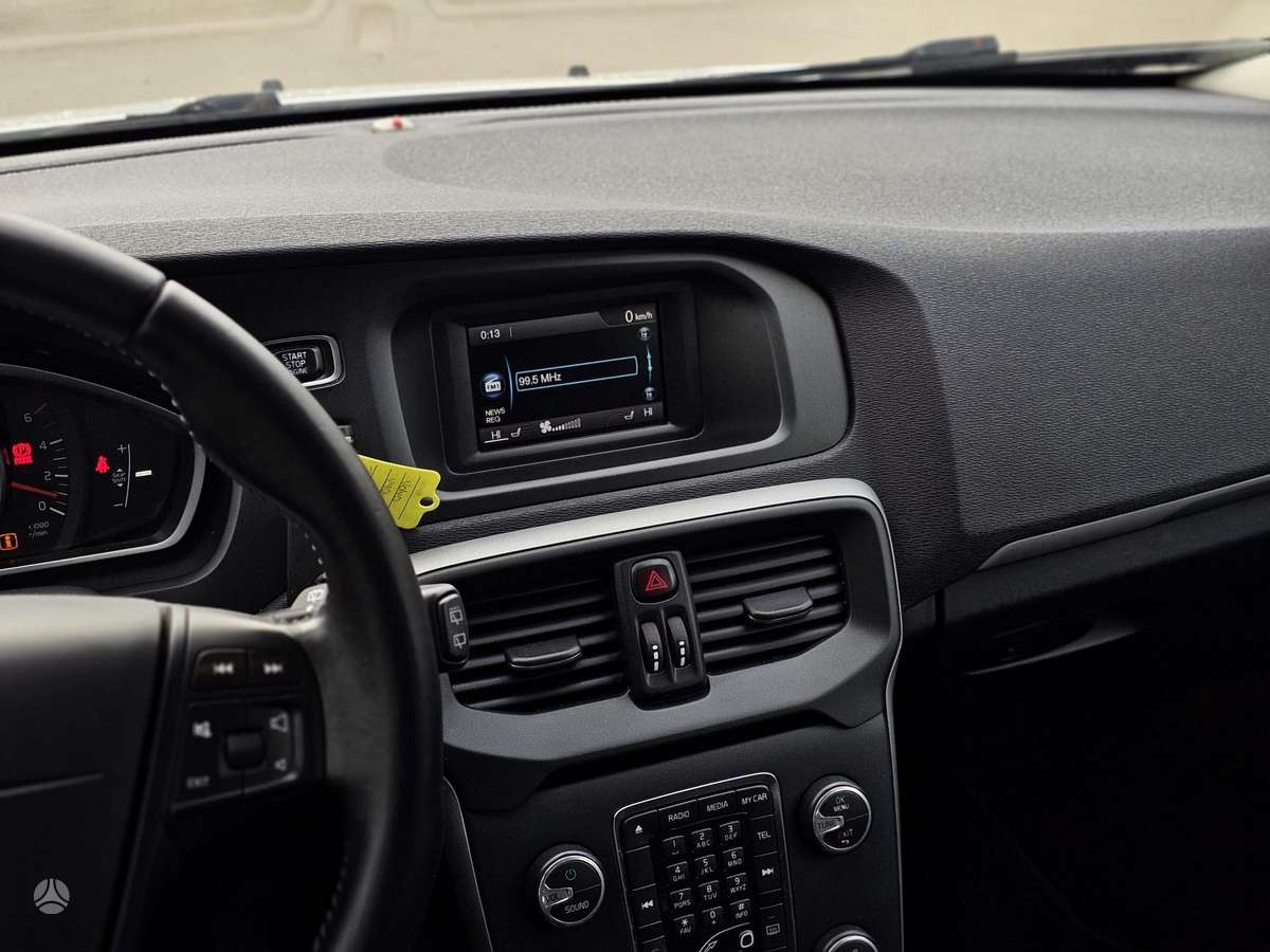Volvo V40, 1.6 l., hatchback