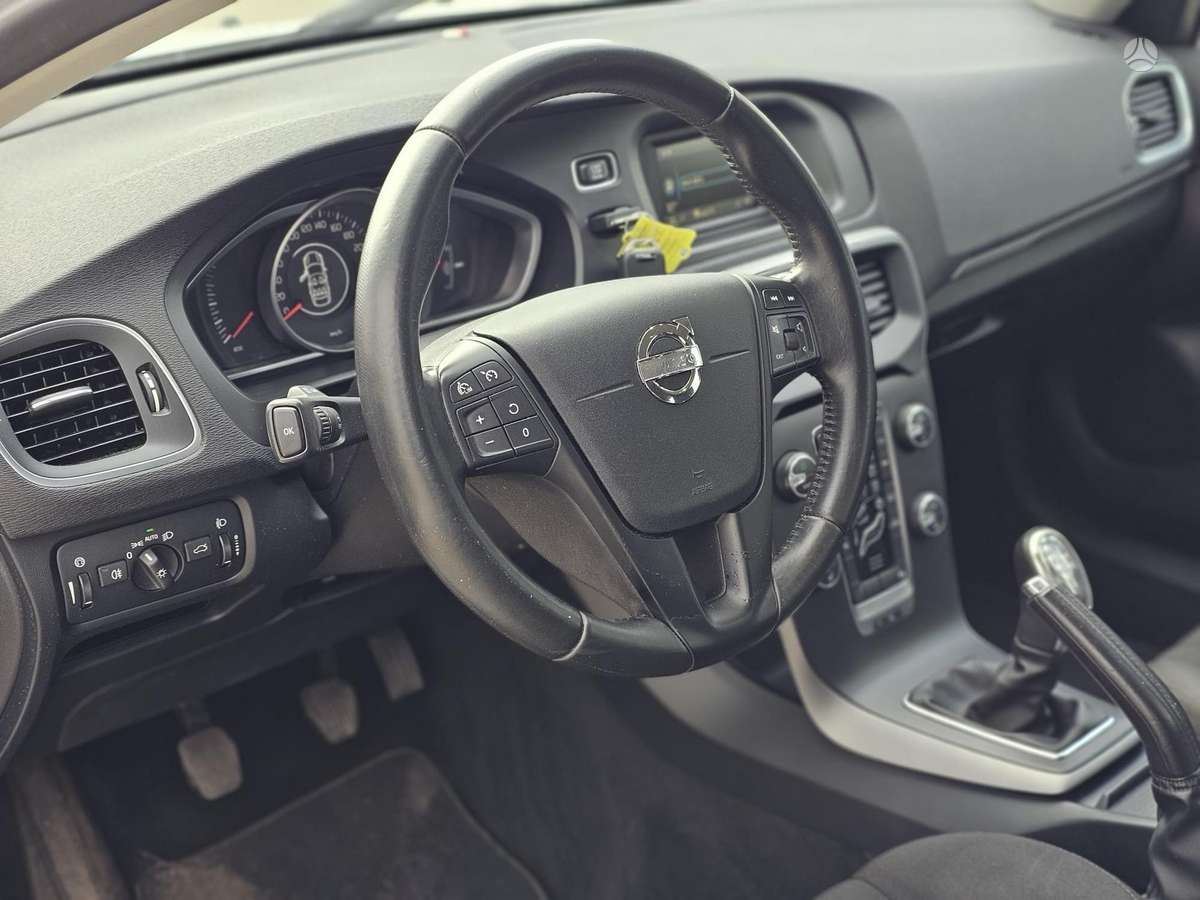 Volvo V40, 1.6 l., hatchback