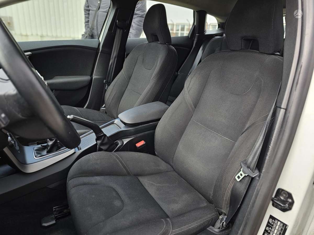 Volvo V40, 1.6 l., hatchback