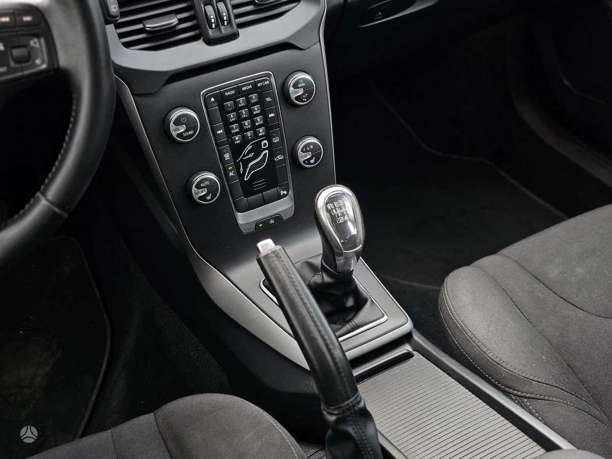 Volvo V40, 1.6 l., hatchback