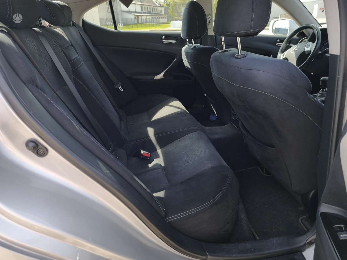Lexus IS 220, 2.2 l., sedanas