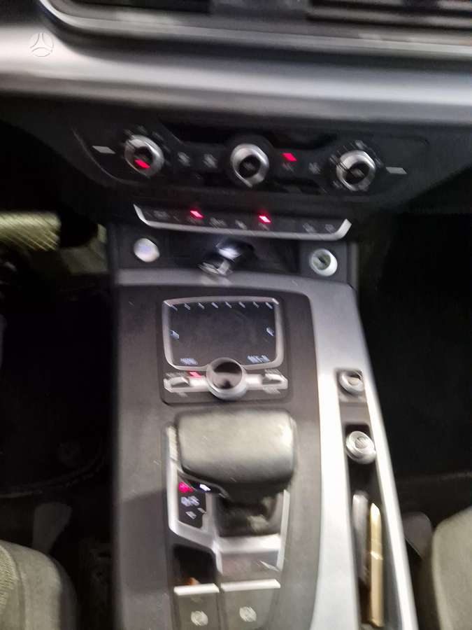 Audi Q5, 2.0 l., off-road / crossover