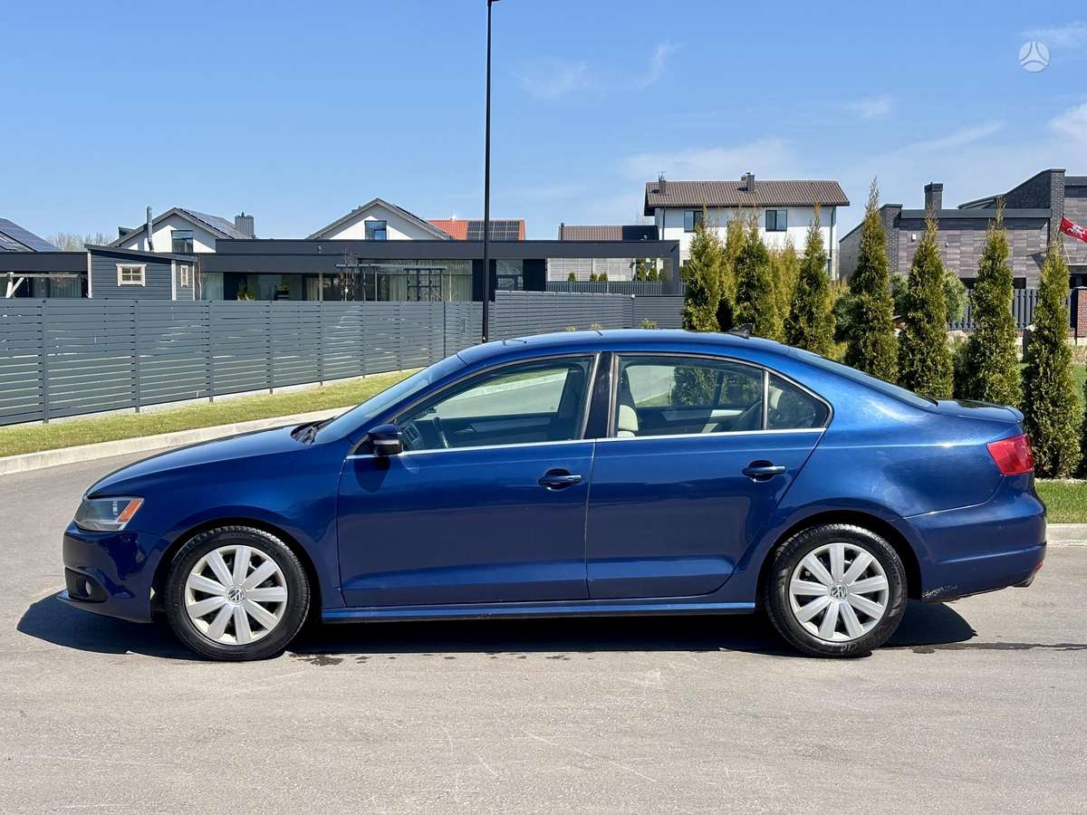 Volkswagen Jetta - 2
