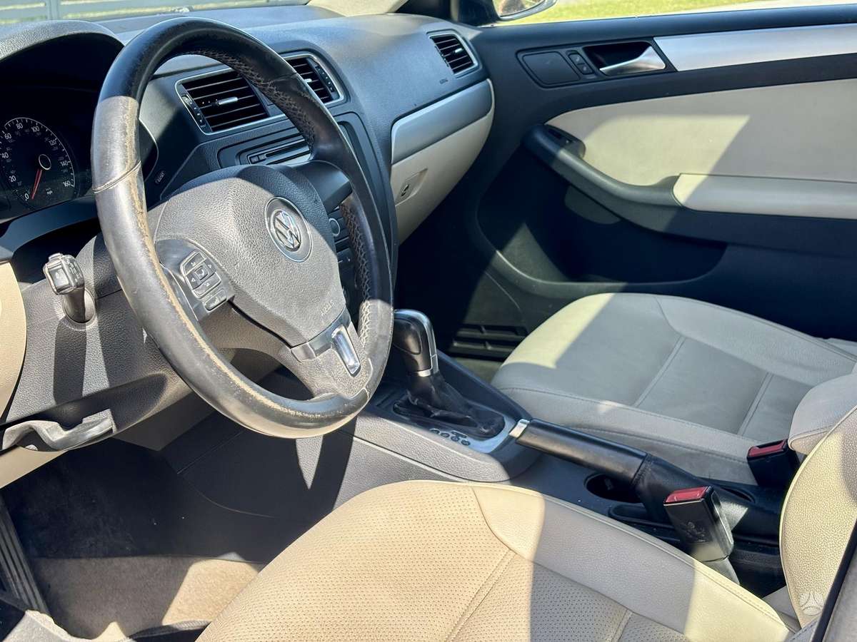 Volkswagen Jetta - 8