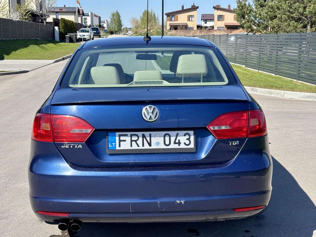 Volkswagen Jetta - 4