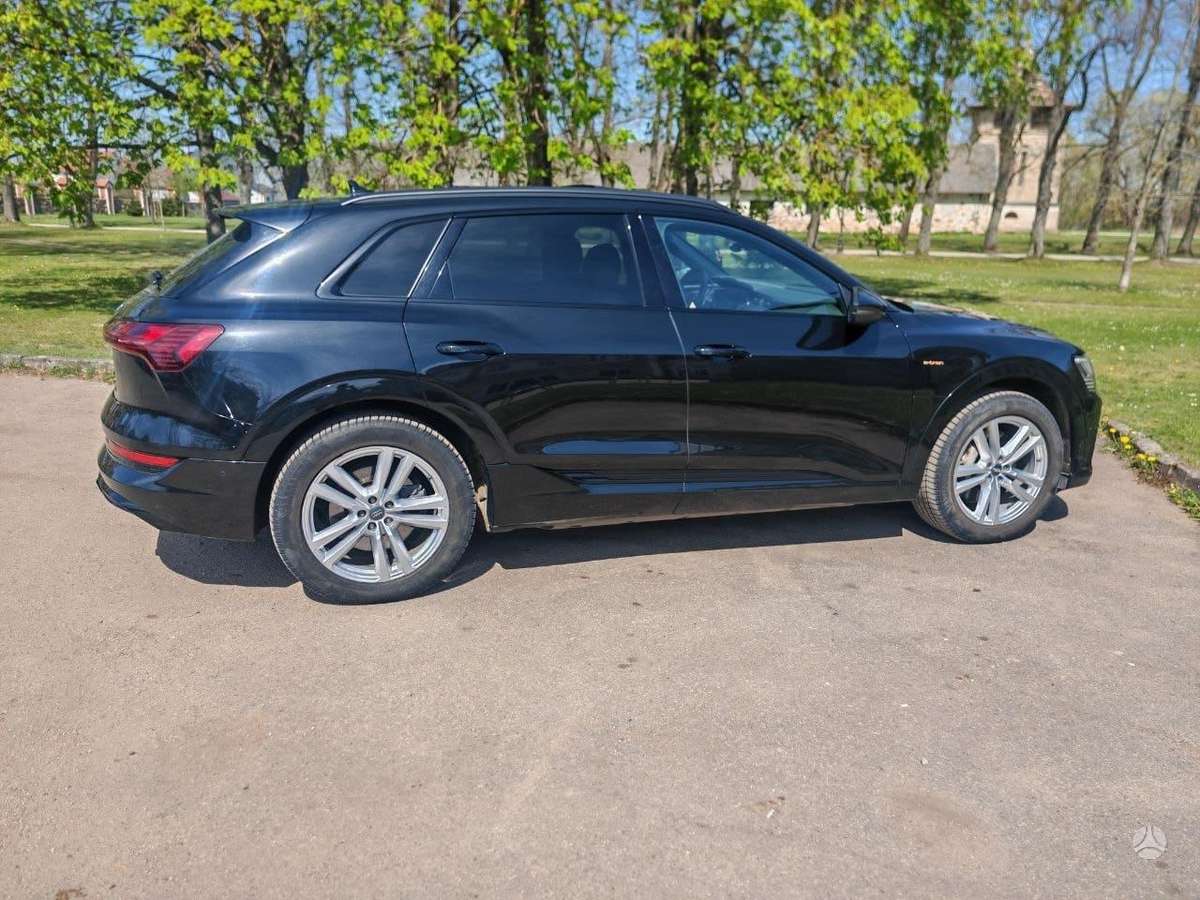 Audi e-tron, 71 kWh, off-road / crossover
