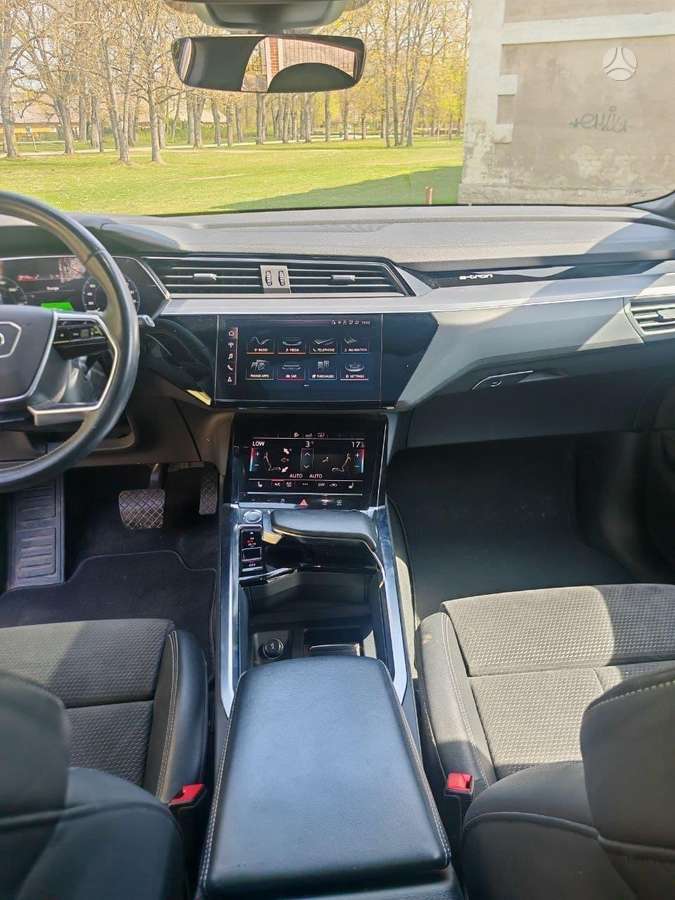 Audi e-tron, 71 kWh, off-road / crossover