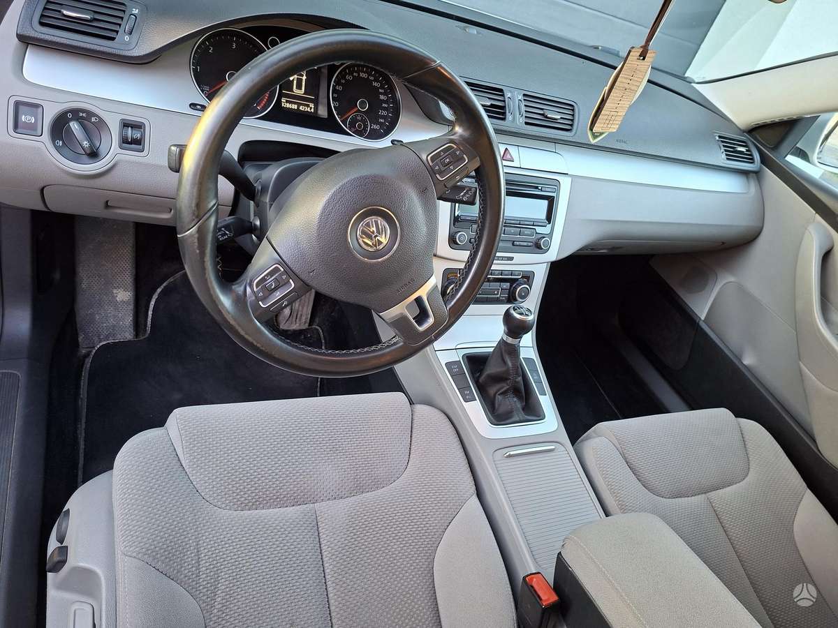 Volkswagen Passat - 11