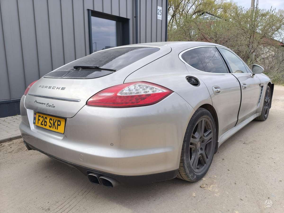 Porsche Panamera dalimis