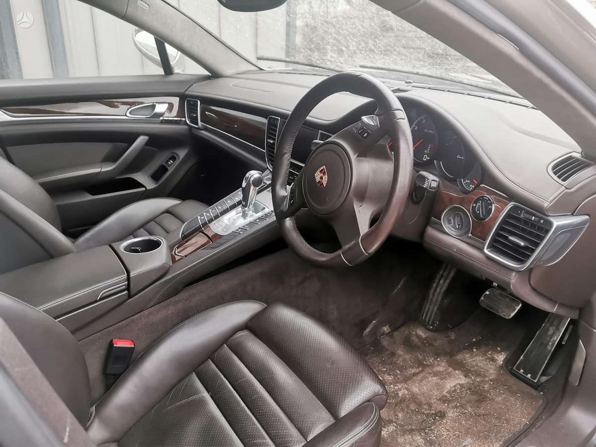Porsche Panamera dalimis