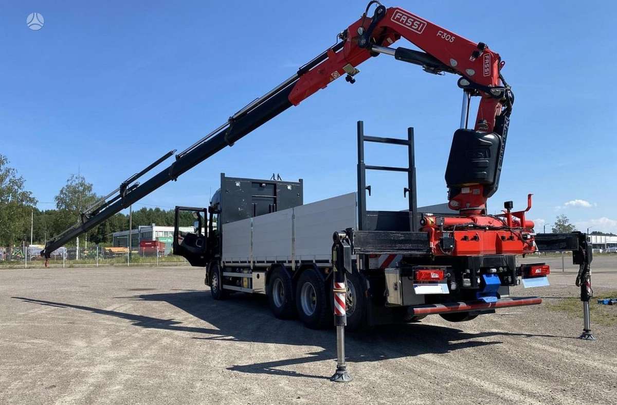 Scania G 560 8x4, su kranu