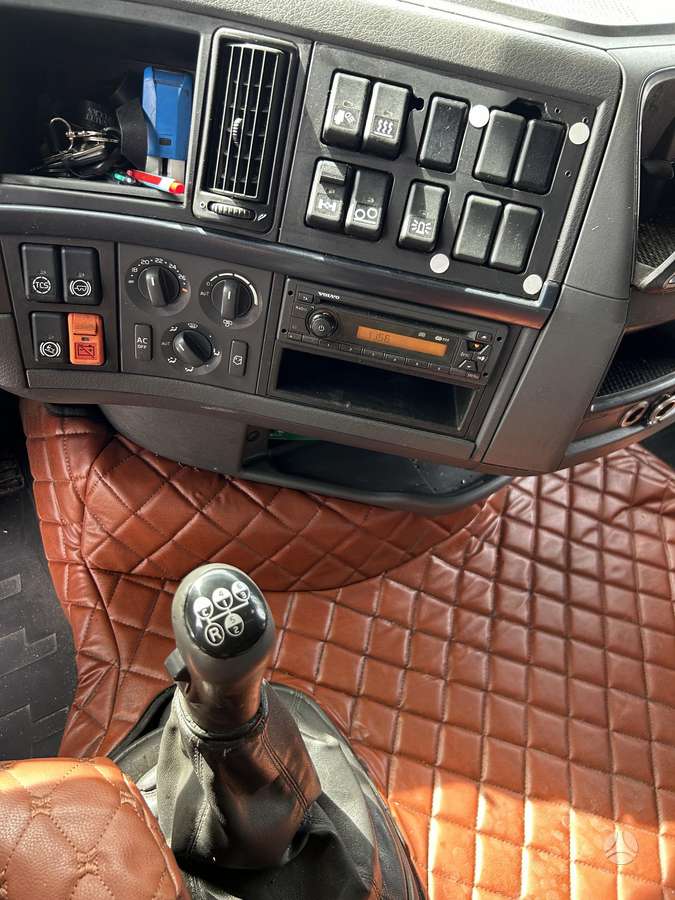 Volvo FH, double sleeper