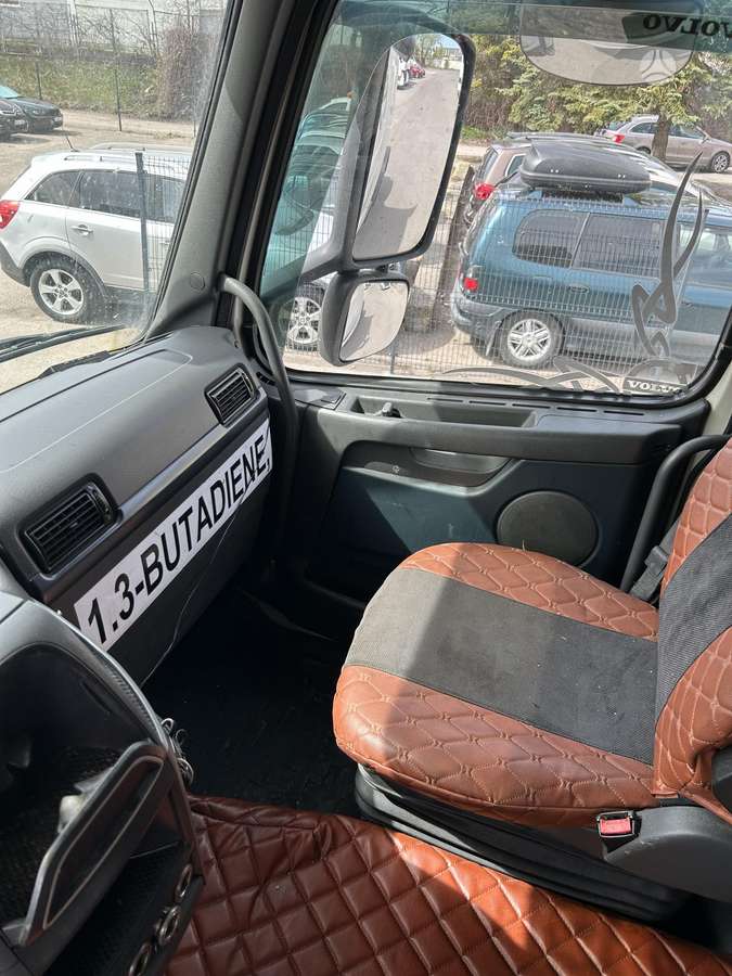 Volvo FH, double sleeper