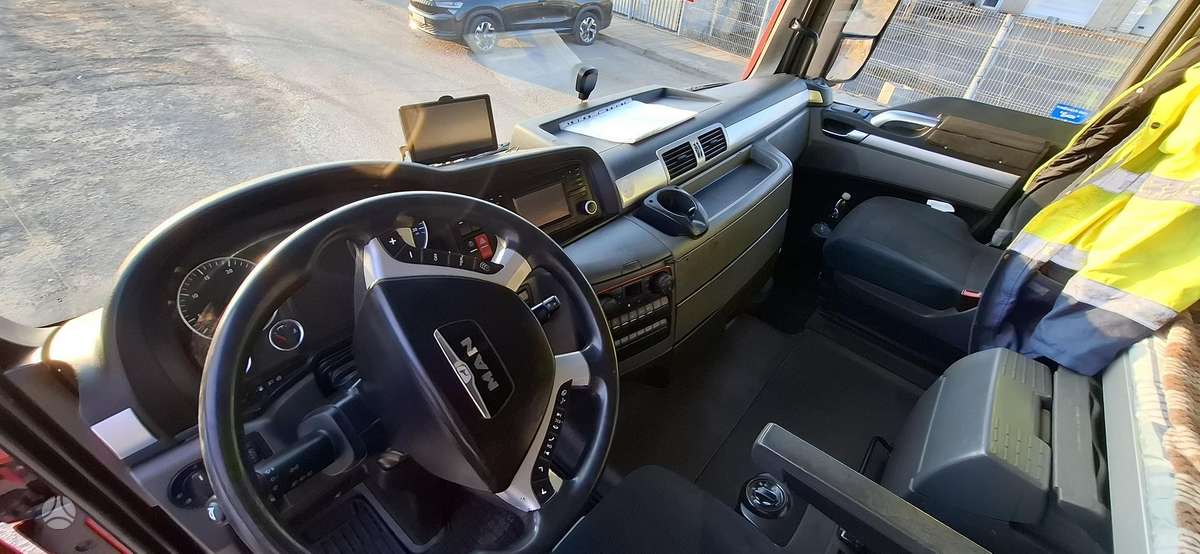 MAN TGX 18.440, double sleeper