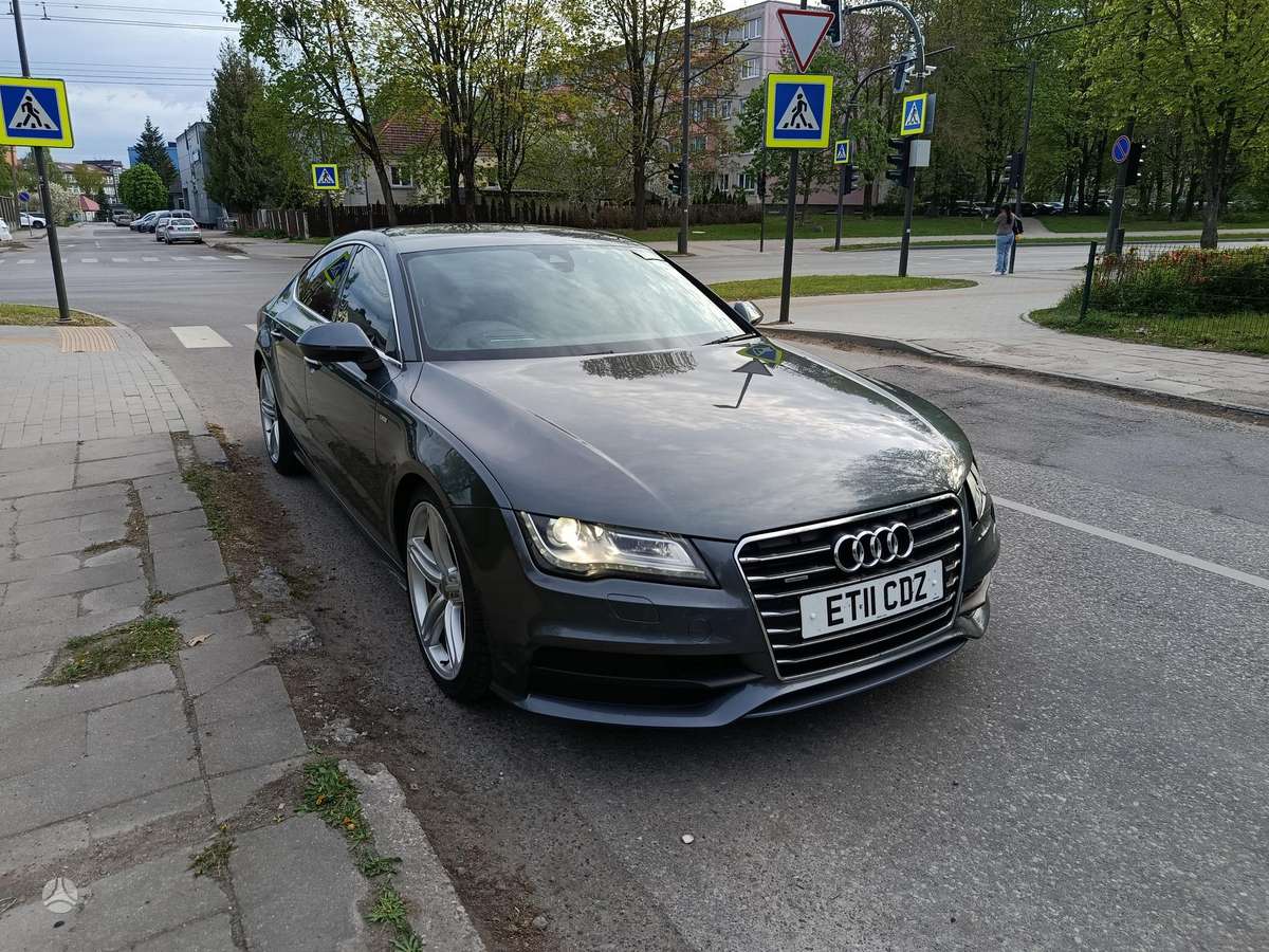 Audi A7, Седан