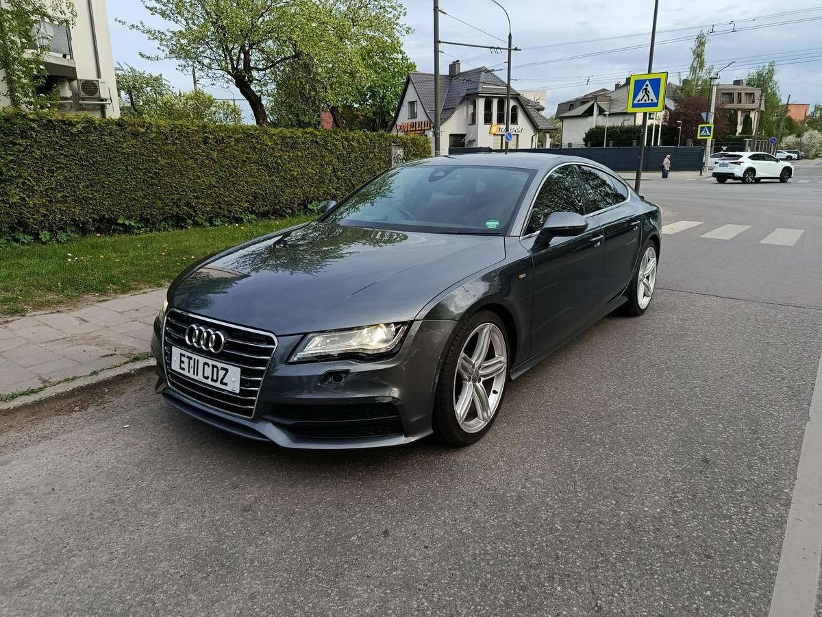 Audi A7, Седан