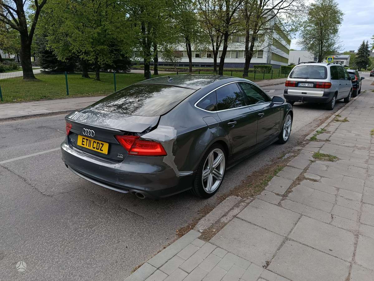 Audi A7, Седан