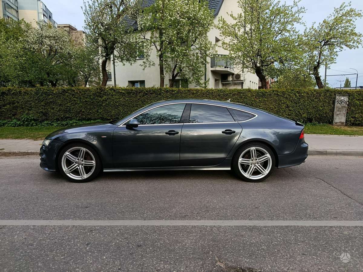 Audi A7, Седан