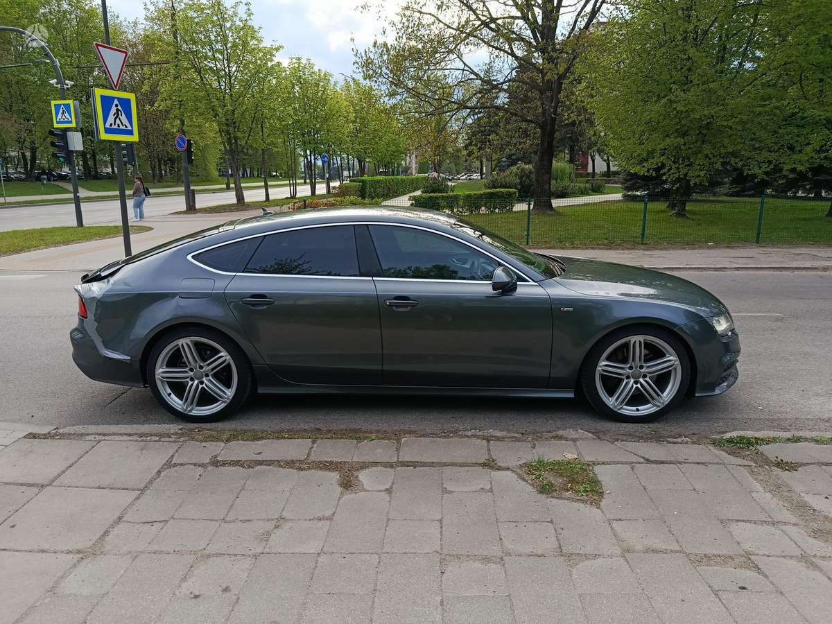Audi A7, Седан