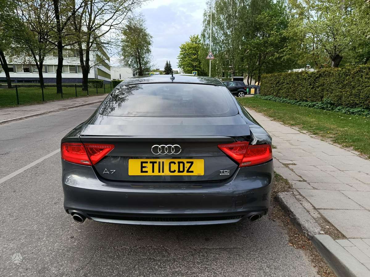 Audi A7, Седан