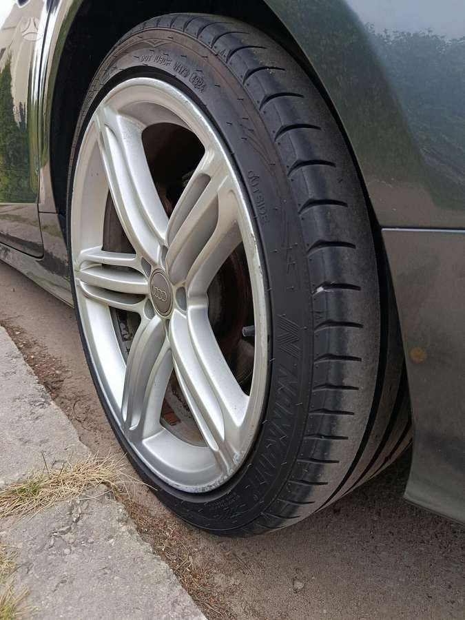 Audi A7, Седан